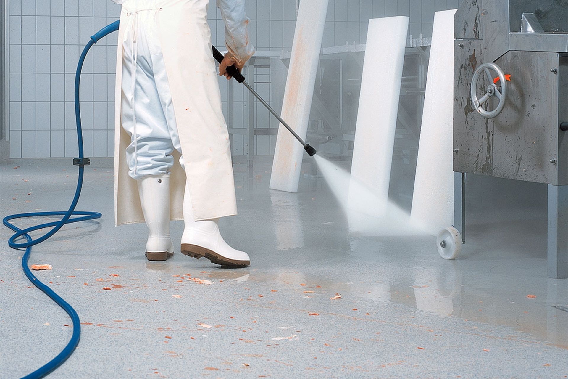 http://sika.scene7.com/is/image/sika/glo-worker-power-wash-cleaning-floor?wid=1920&hei=1280&fit=crop%2C1