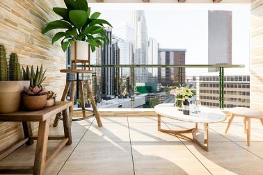 美丽的室外阳台在家里，阳光明媚