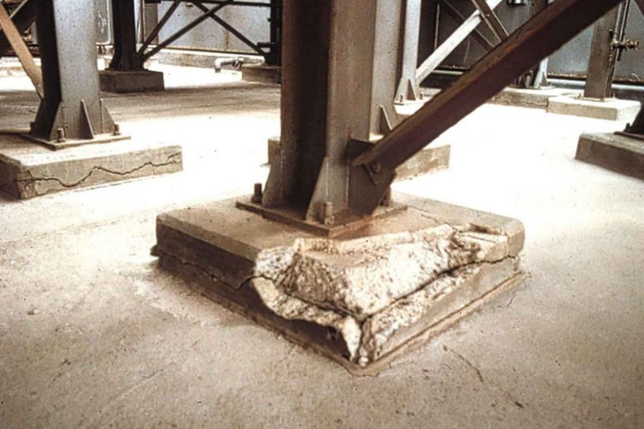 corrosion of a concrete pillar base