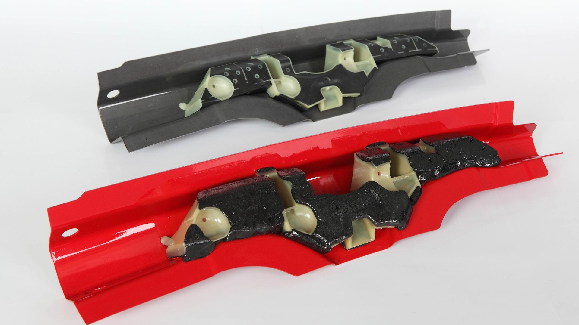 烘焙前和烘烤后周期中显示的热量扩大的sikareinforcer应用在车身体腔中