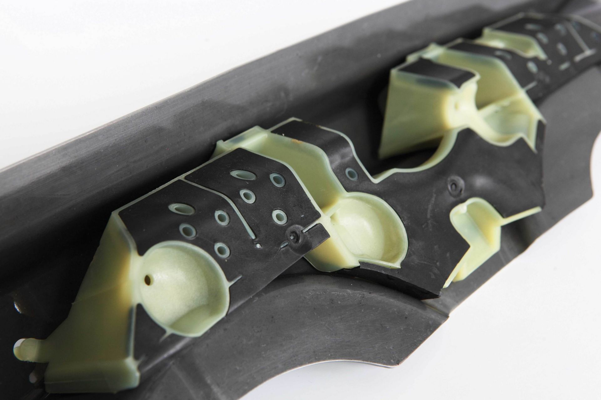 热扩展的SikareInforcer应用在车身腔中显示出烘烤循环