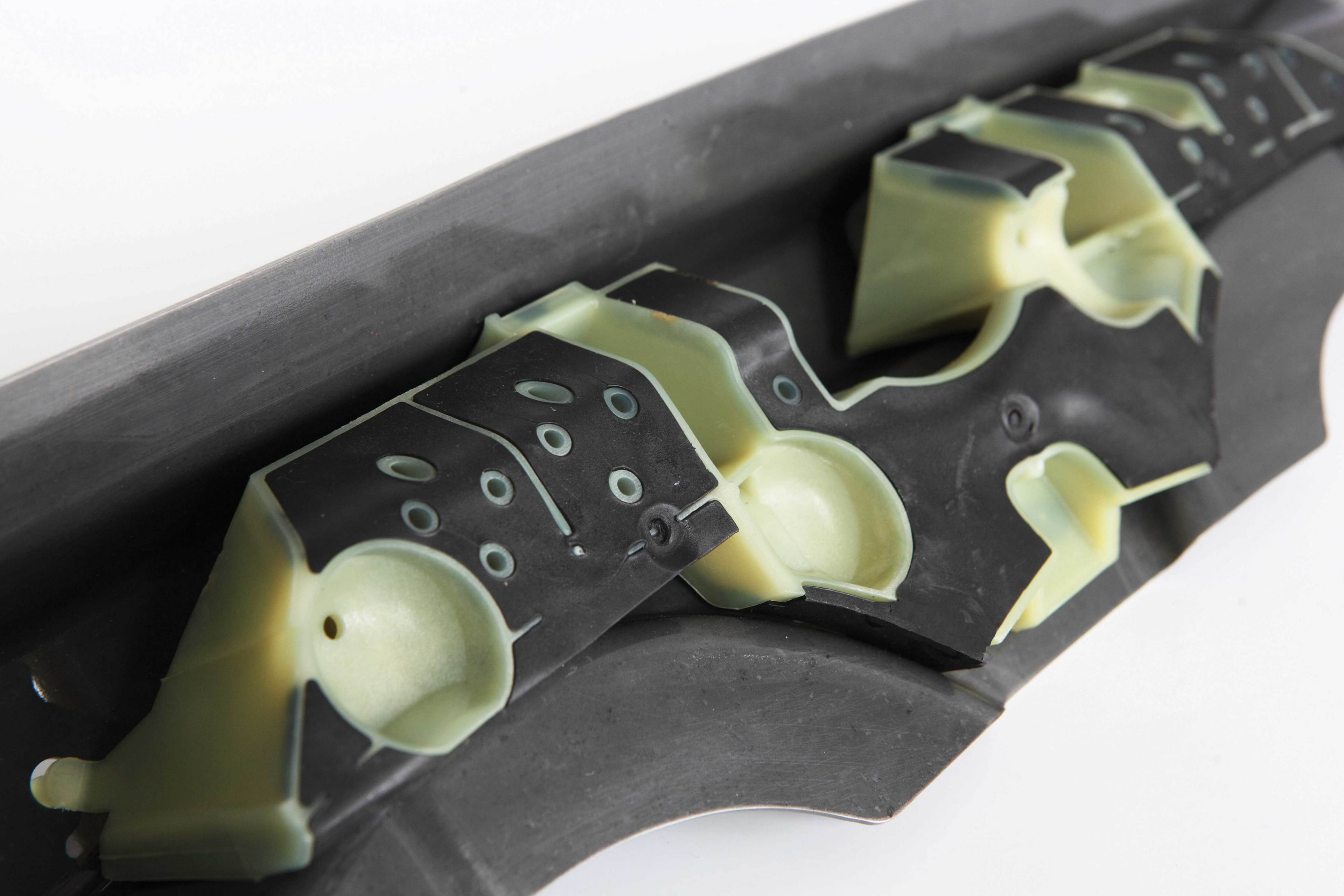 热扩展的SikareInforcer应用在车身腔中显示出烘烤循环