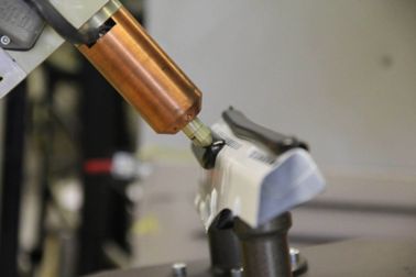 粘合剂应用于SikaStructure形成高强度粘接(sikareinformer®HSB)