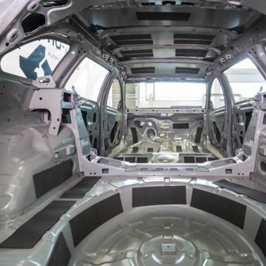 白色车身，自动应用SikaDamp Autopad