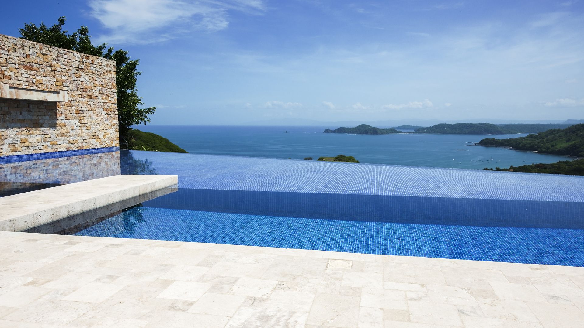 Uma piscina infinita que alinha com o horizonte e com rebordos invisíveis é irresistivel, prática e a sua extensão visual reconforta o olhar.