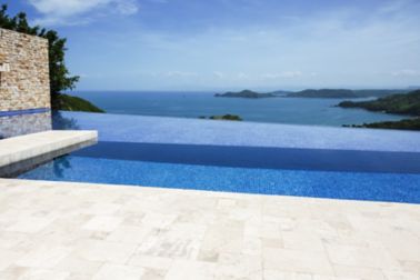 Uma piscina infinita que alinha com o horizonte e com rebordos invisíveis é irresistivel, prática e a sua extensão visual reconforta o olhar.