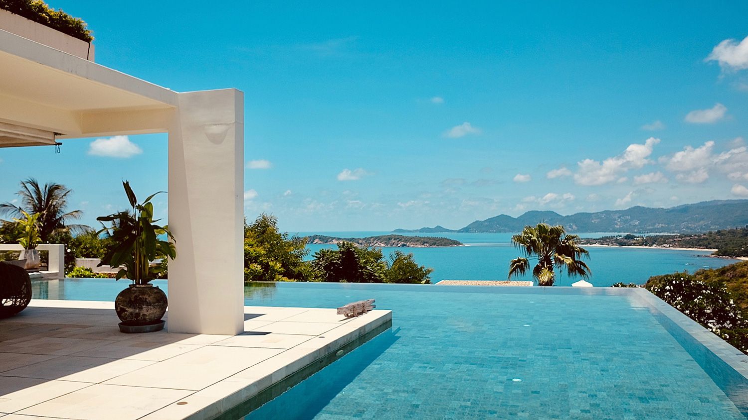 Uma Piscina Infinita devido à sua elevada localização cria um deleite visual ao seu utilizador. 