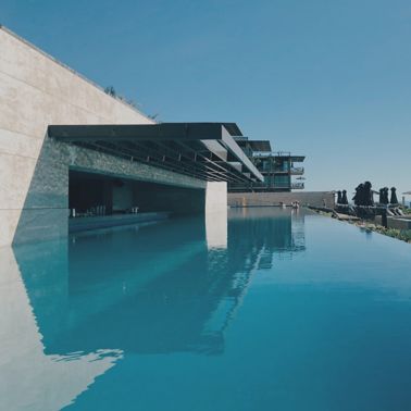 Esta piscina infinita aproveita a sua posição elevada sobre a planície para se integrar sobre a paisagem.