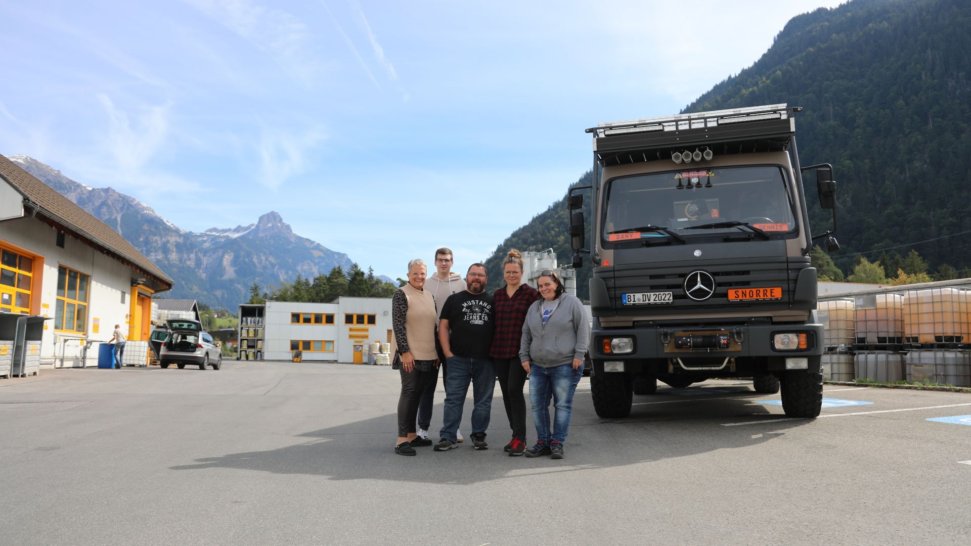 Daniela (3.v.l.) und Dennis (2.v.l.) bei ihrem Besuch am Standort in Bludenz