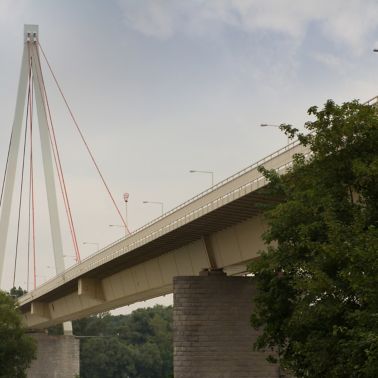 Schrägseilbrücke mit 77 Meter hohen Pylonen