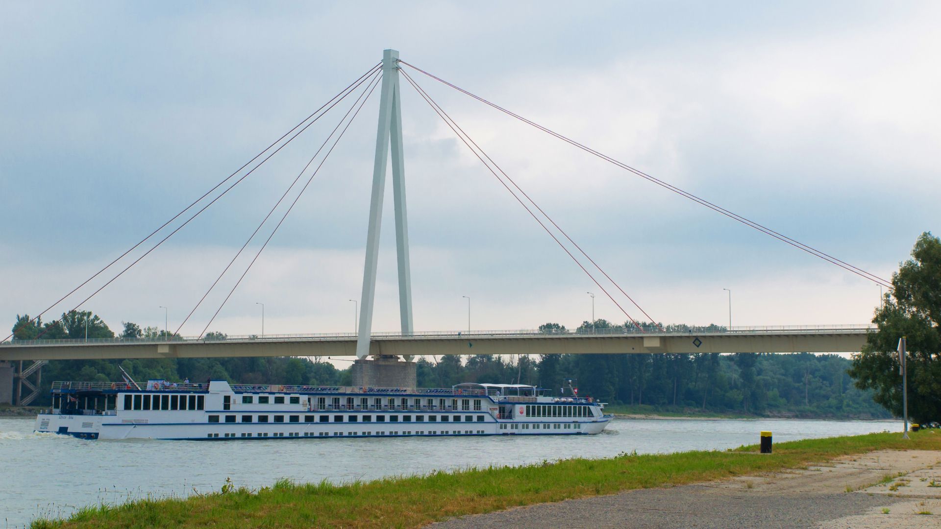 Andreas-Maurer-Brücke Hainburg mit einer Spannweite von 228 m