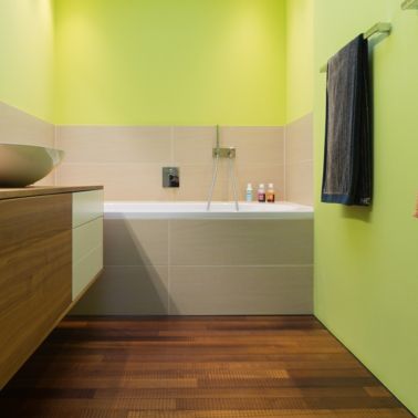 Holz erzeugt eine gemütliche, stilvolle Atmosphäre im Bad