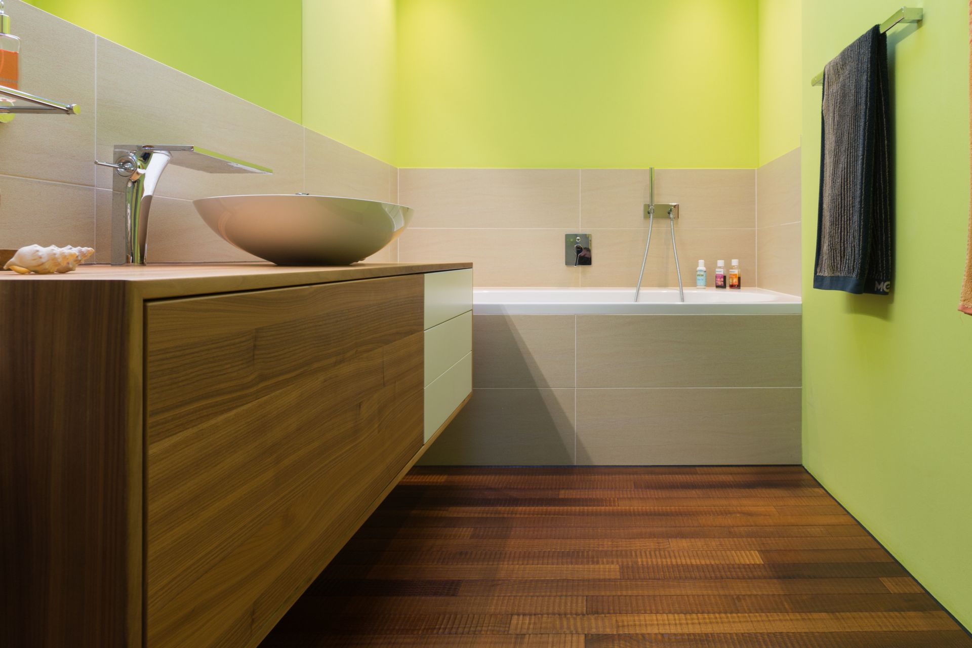 Holz erzeugt eine gemütliche, stilvolle Atmosphäre im Bad