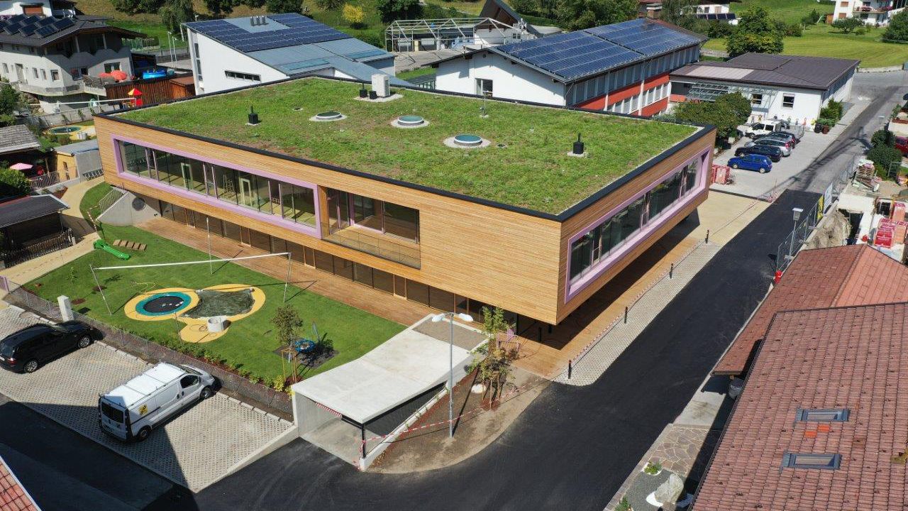 Das Gebäude fügt sich harmonisch ins Landschaftsbild ein