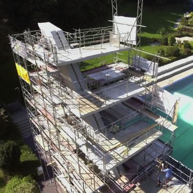 Das 50-Meter Sportbecken mit seinem 10 m hohen Sprungturm bildet das Herzstück des Freibades in Steyr