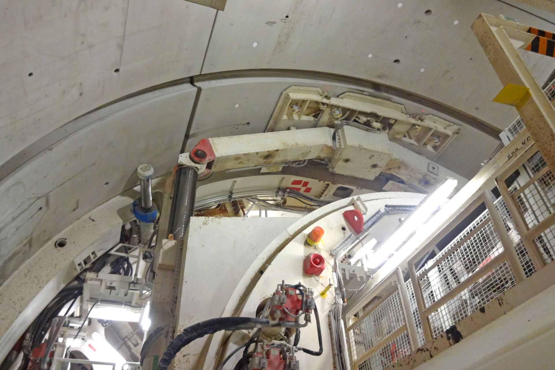 Bözberg-Bahntunnel Schinznach/Effingen, TBM beim Verlegen der Tübbinge