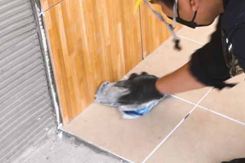 เตรียมพื้นผิว ปูทับกระเบื้องเดิม