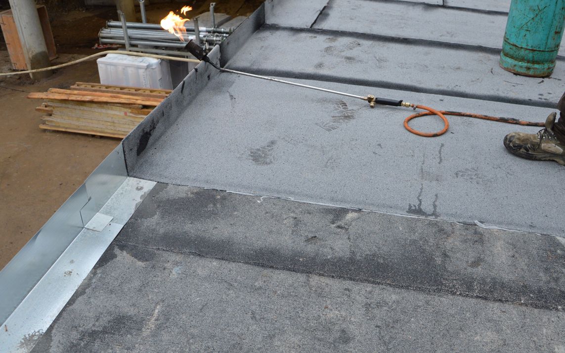 oprava ploché střechy asfaltovými pásy