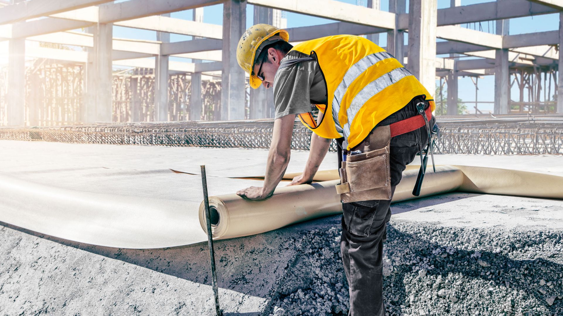 Bauarbeiter dichtet Bauwerk ab