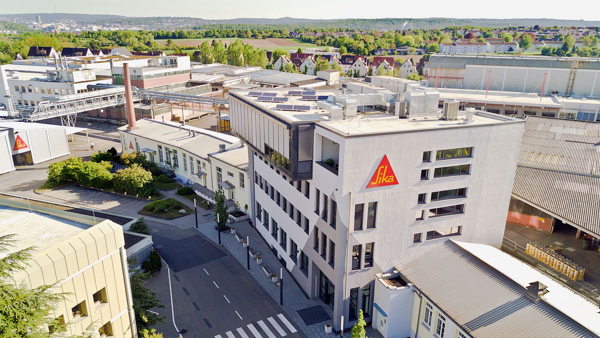 Bild von oben vom Training Center und dem Werksgelände in Stuttgart