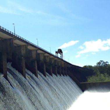 Vista lateral de la represa hidroeléctrica