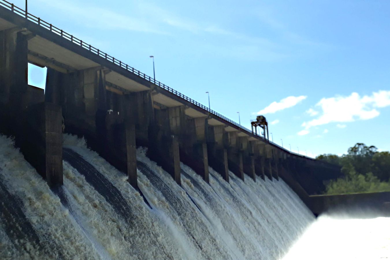 Vista lateral de la represa hidroeléctrica