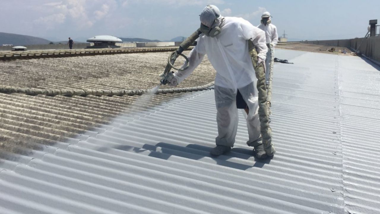 Reparación de techos con membrana de aplicación líquida.