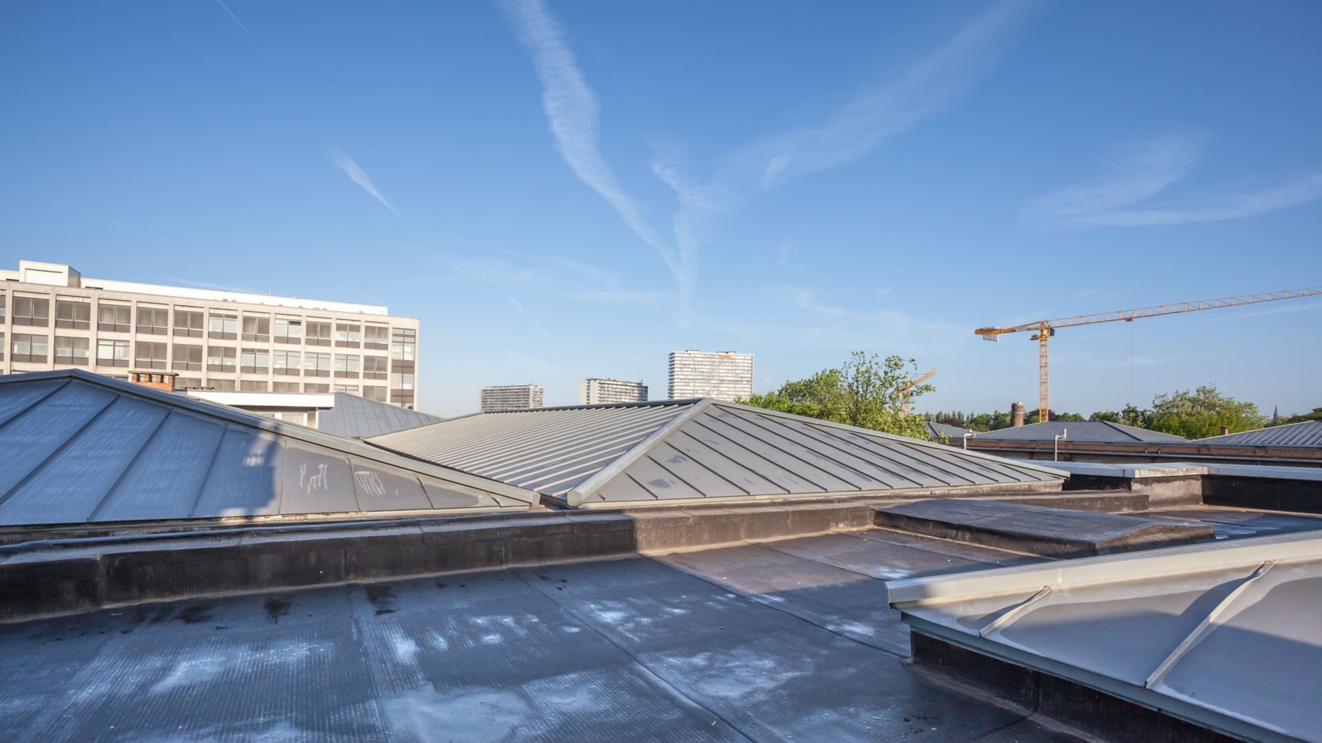 在城市的一幢高楼上，有一个平屋顶上的空调