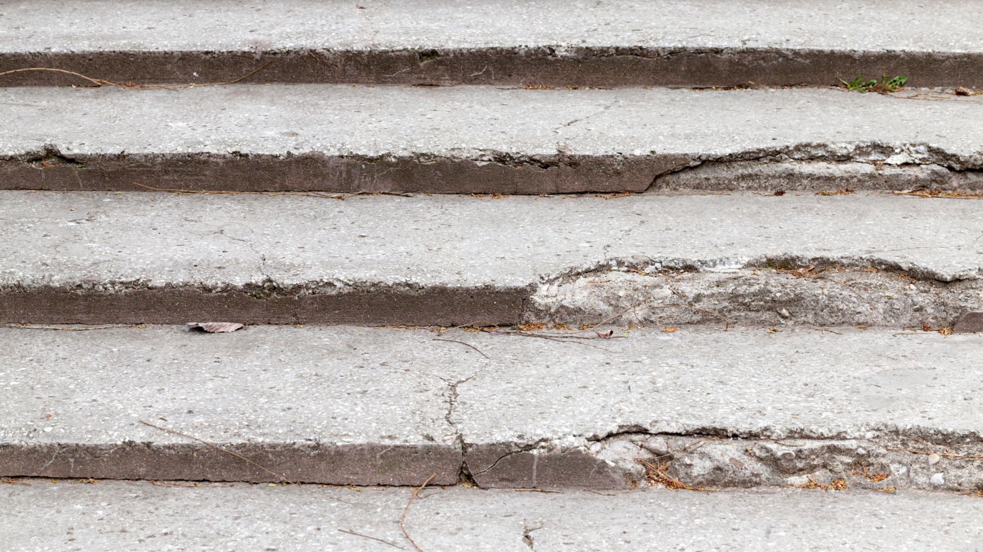 Vieil escalier en béton armé
