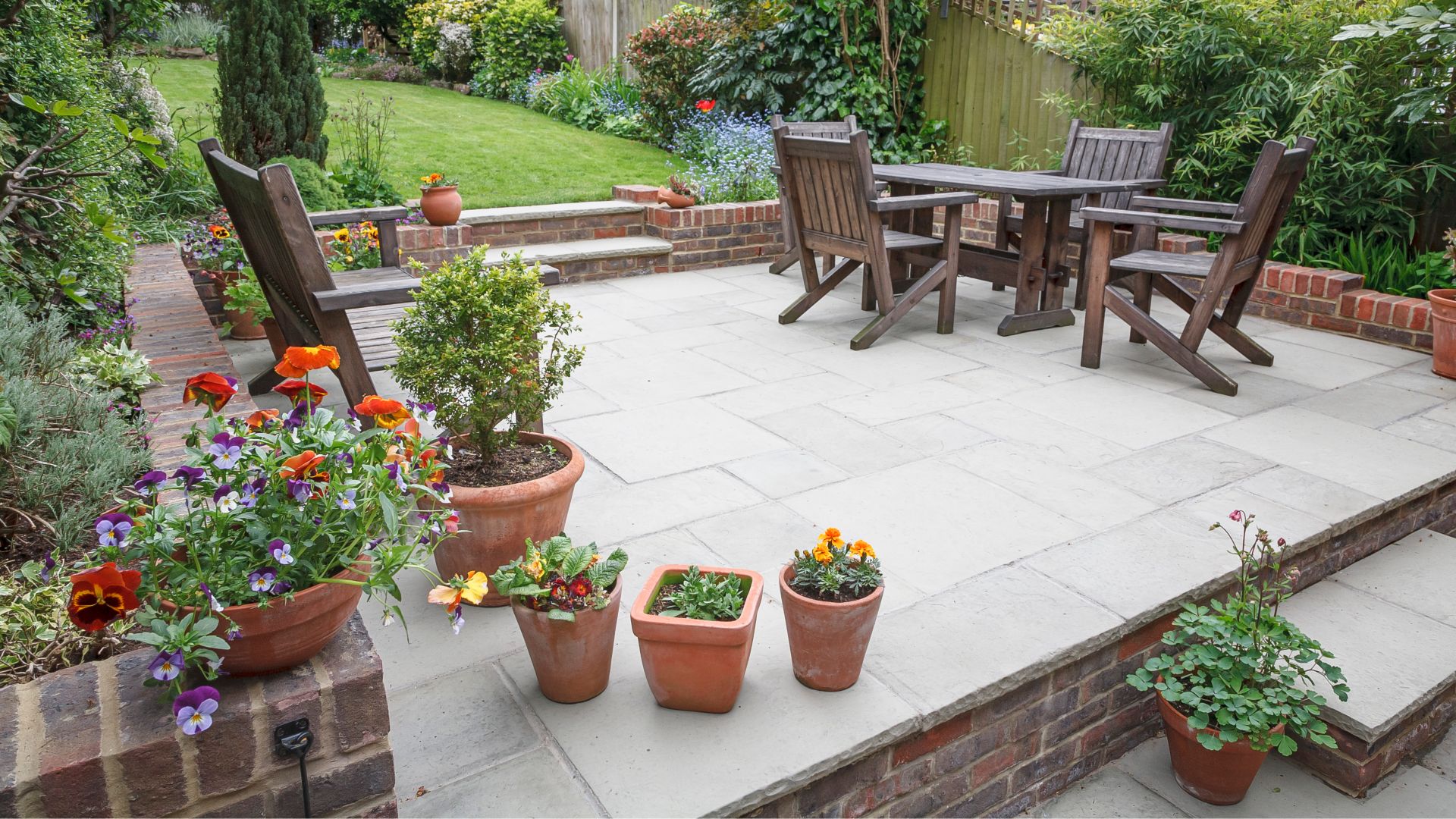 Aménagement paysager dur, nouveau patio et jardin de luxe, Royaume-Uni