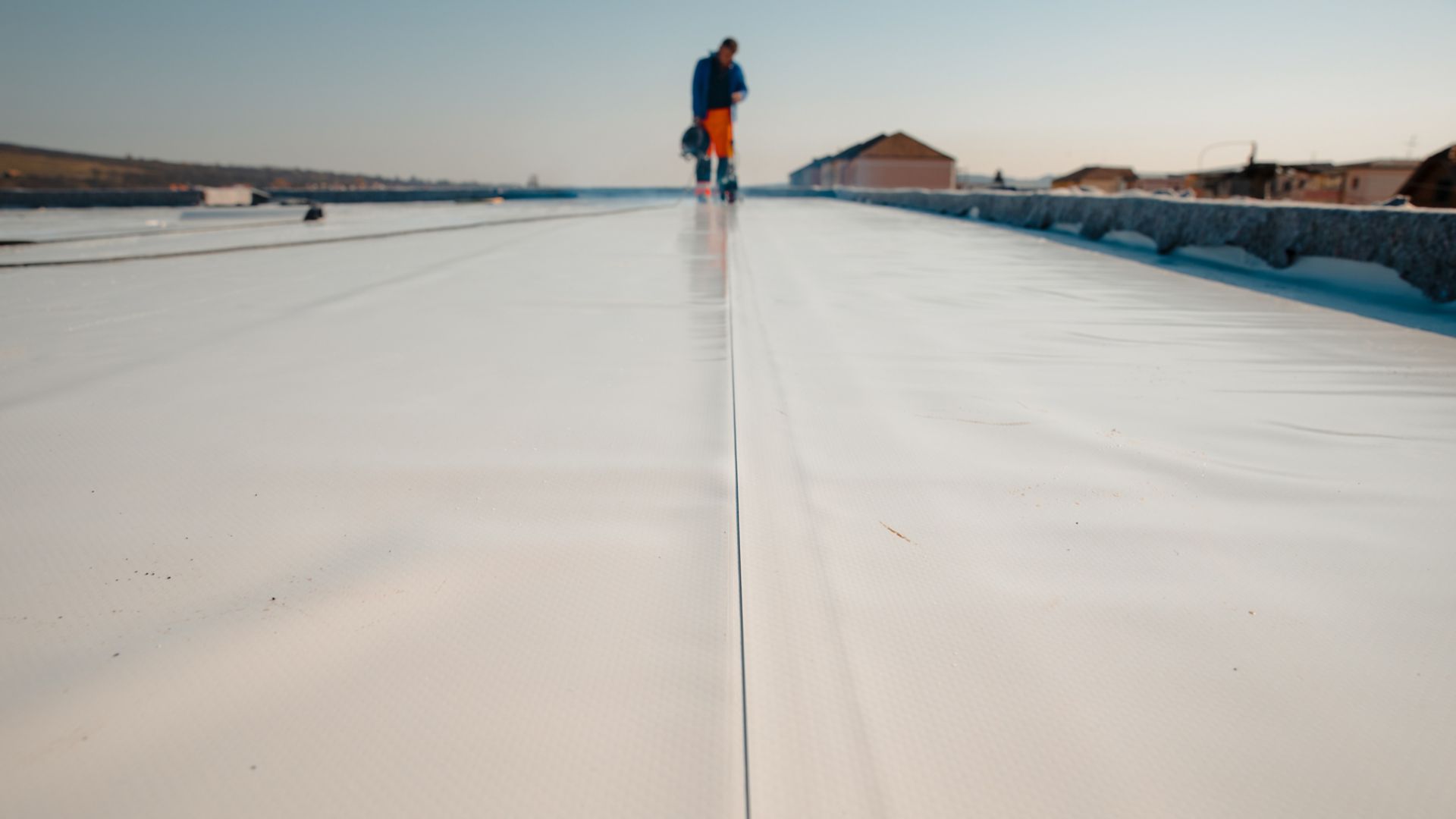 Imperméabilisation et isolation sur le chantier, membrane d’imperméabilisation empêchant la pénétration de l’eau. Barrière extérieure de vapeur pour le toit.