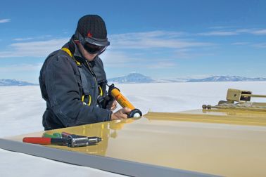 南极遗产信托和高性能密封胶阻止屋顶漏水。封箱。