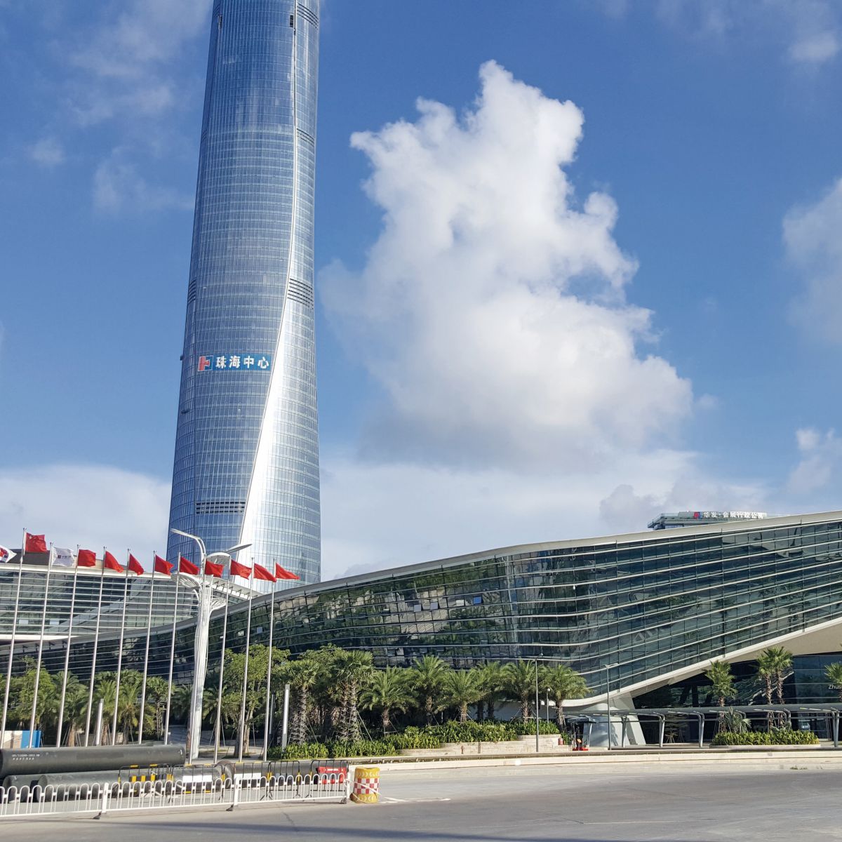 珠海四周的建筑丝带蜿蜒