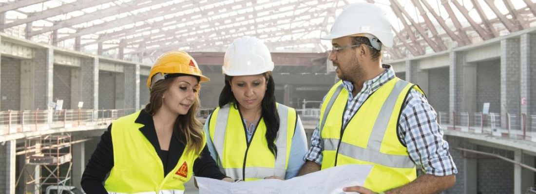 建筑师和工程师正在审查建筑工地的计划