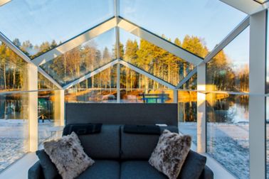 Smart Lucia是将现代玻璃制品与自然美学相结合的新一代智能化、设备齐全的玻璃空间解决方案。