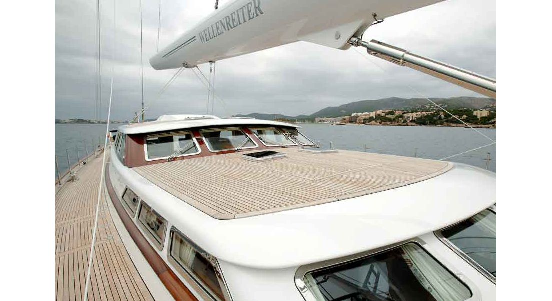 游艇上的柚木甲板