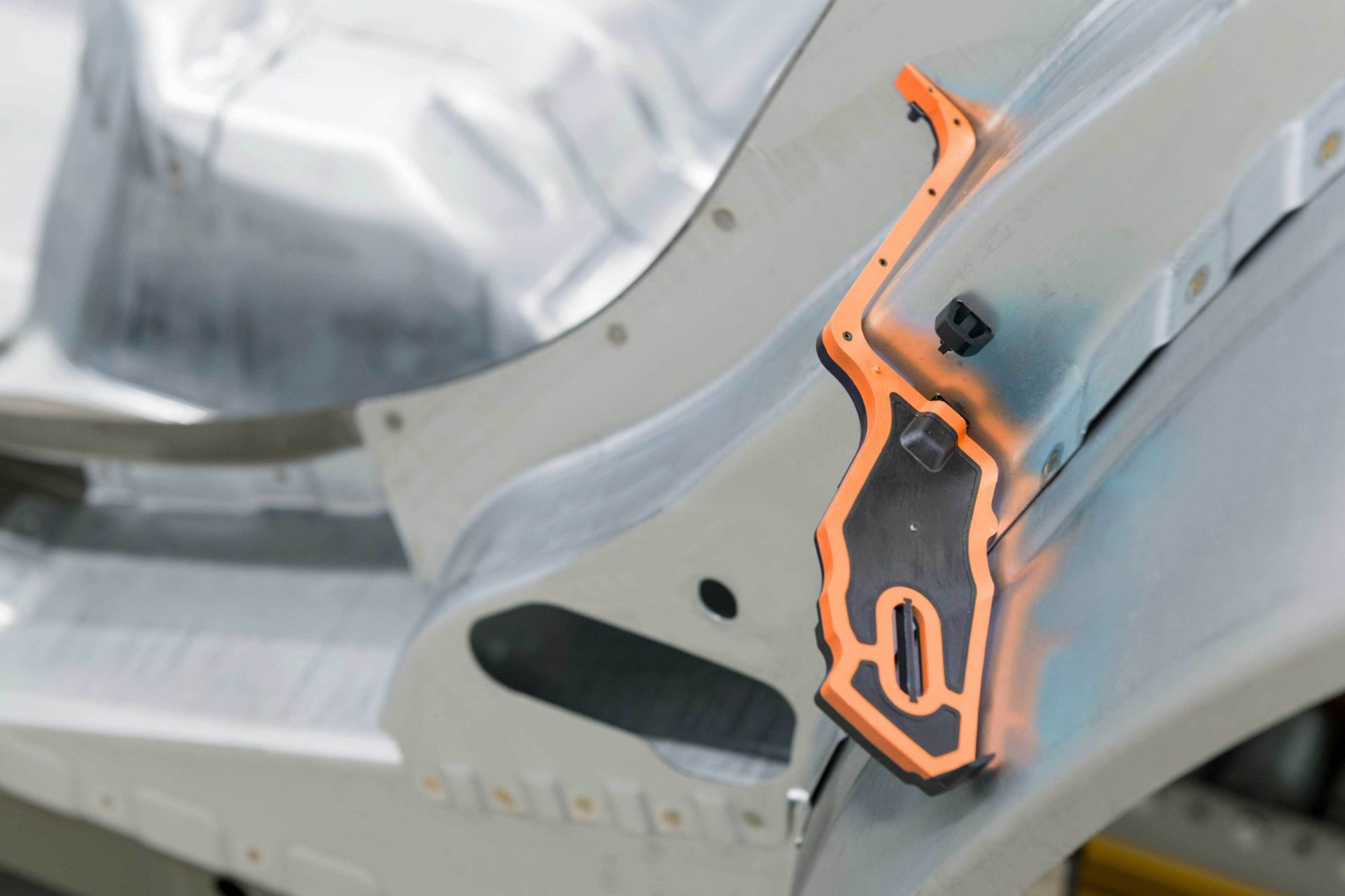 注塑成型的声学SikaBaffle安装在车身腔内