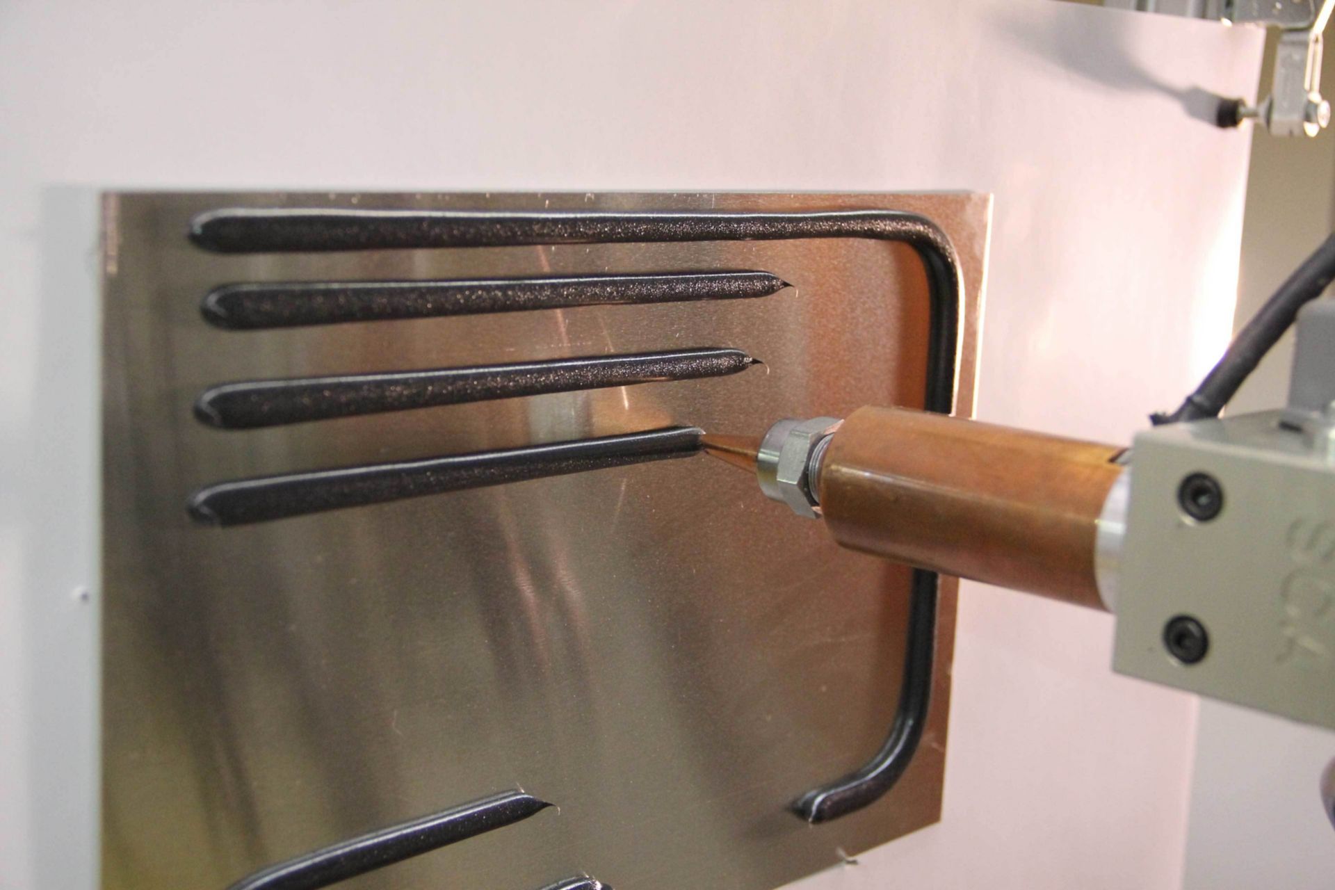 金属基板与机器人施加的sikaseal