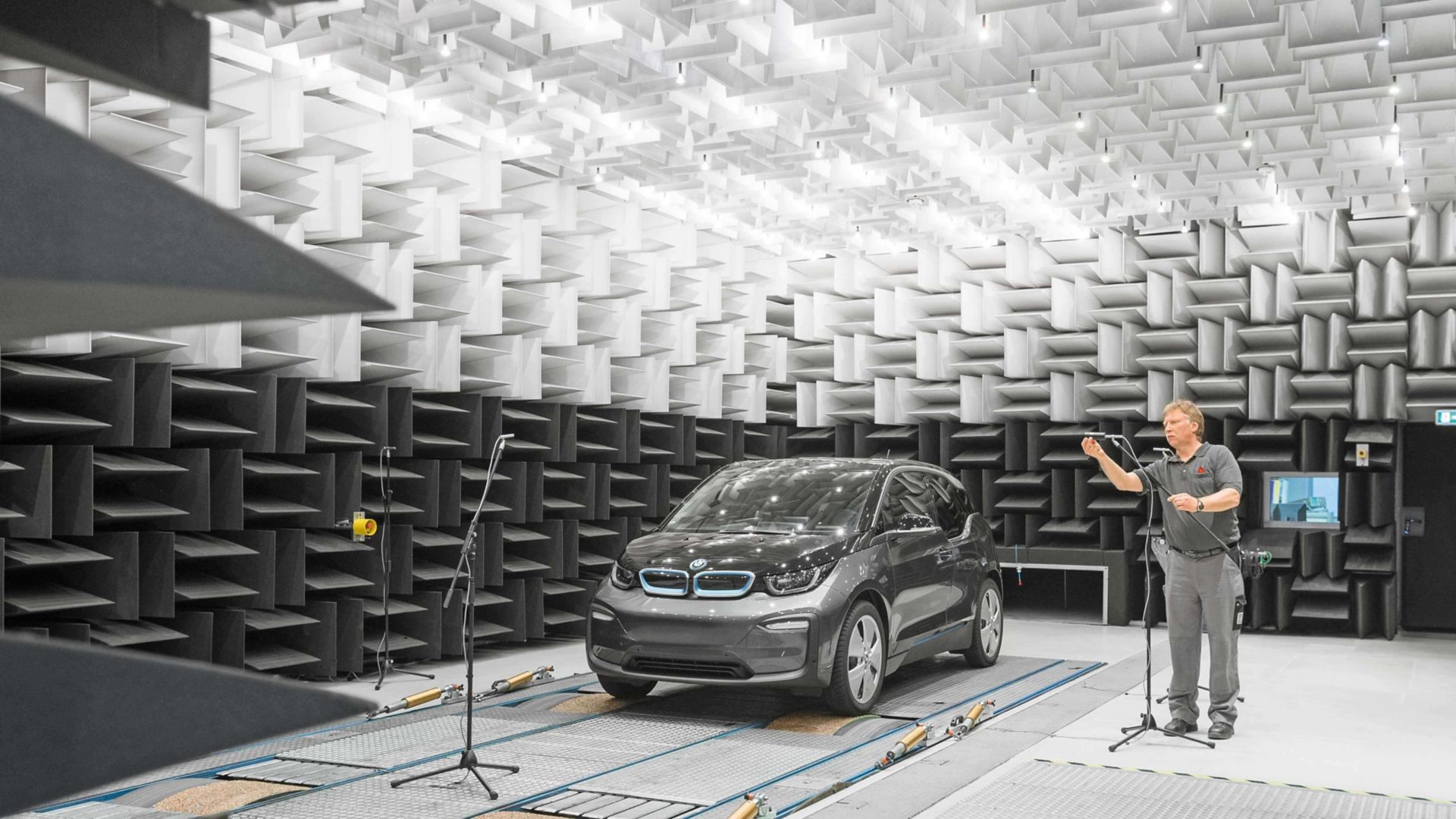  Vehicle acoustic testing on chassis dynamometer in hemi anechoic chamber