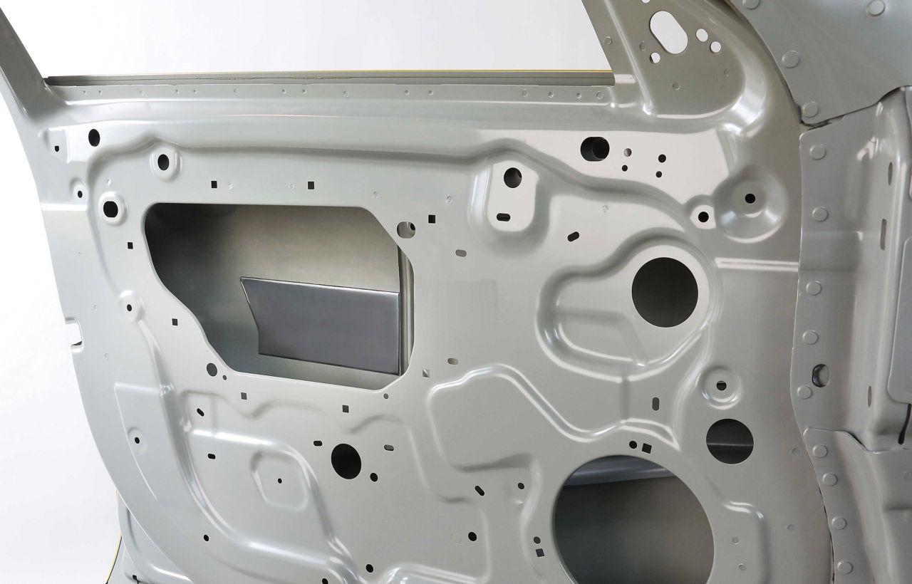 车身在白色门腔内，带有一块SikaDamp约束层阻尼器