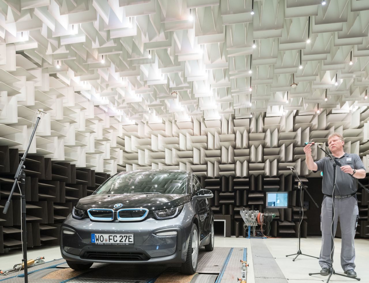 蠕虫的Sika声学测试中心在汽车上表演测试