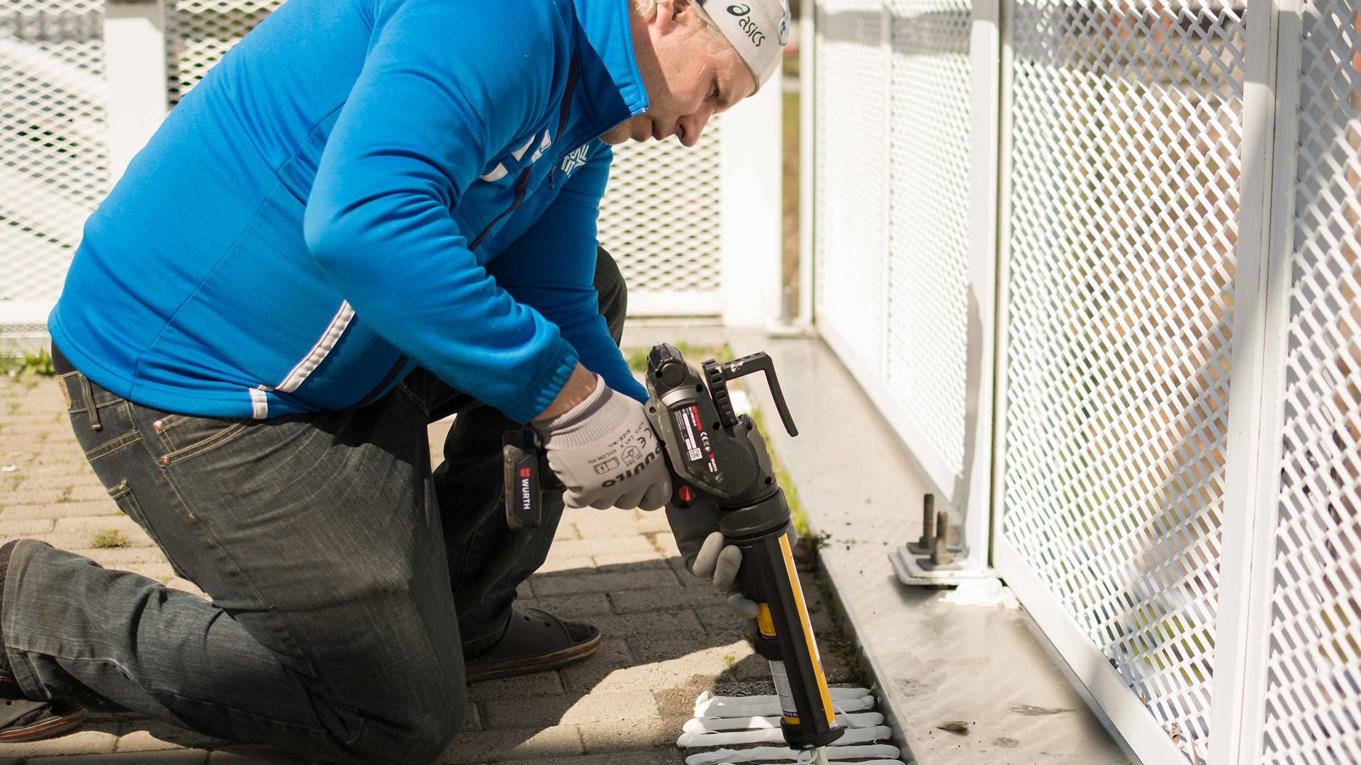 Placing and fixing the scooter sharing station of Samocat Motorcycle Rental Service in Vuosaari district of Helsinki