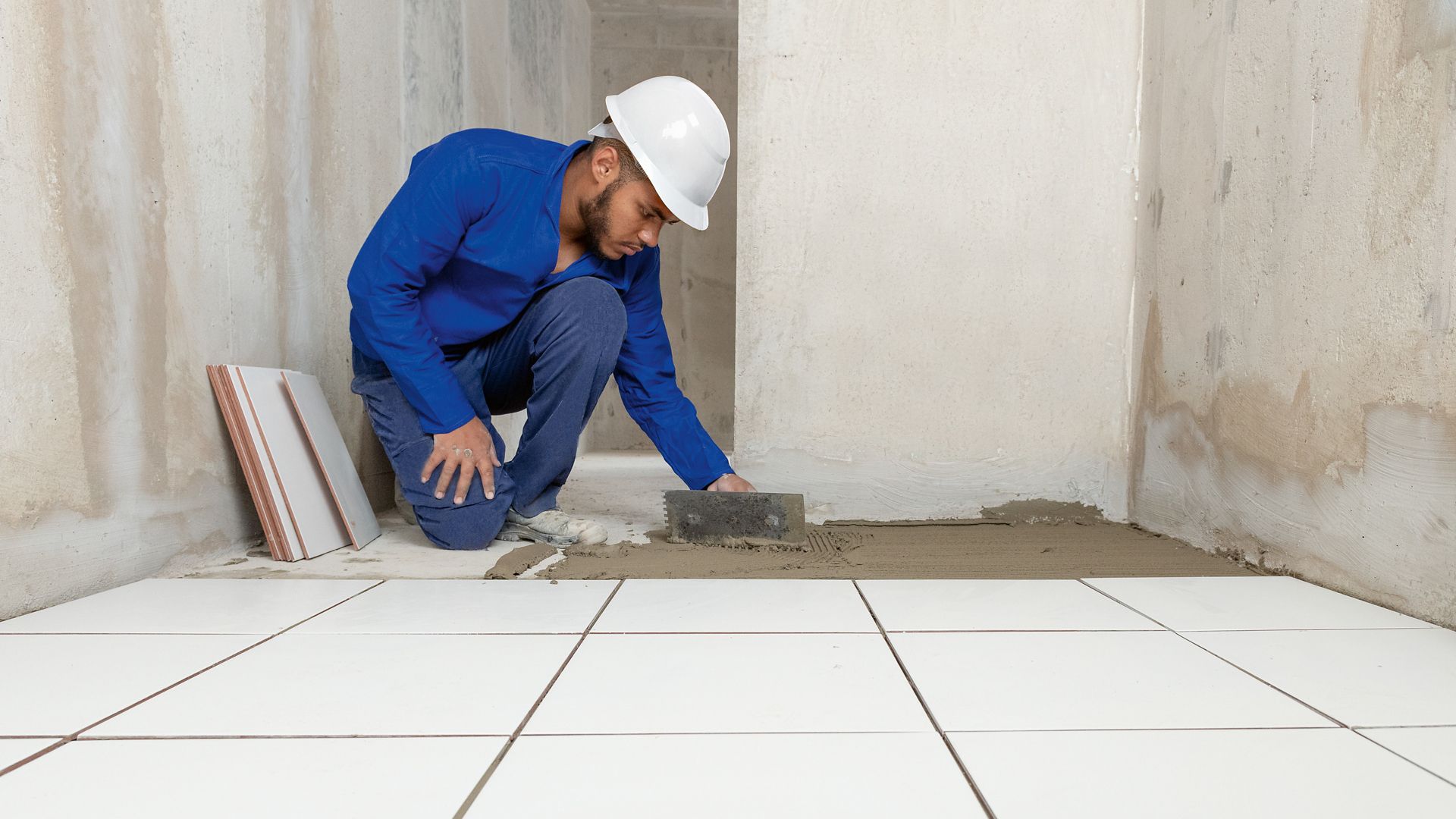 The craftsmen are trained by Sika in advance to apply its specialty and adhesive mortar safely and efficiently. Together with the high quality of the products, this approach helps to ensure the durability of the apartments.
