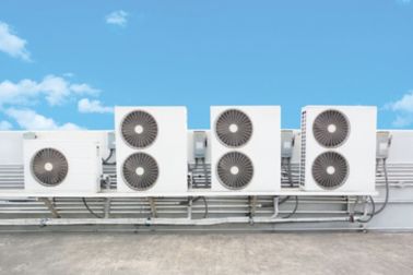 屋顶顶部的热通风空调HVAC