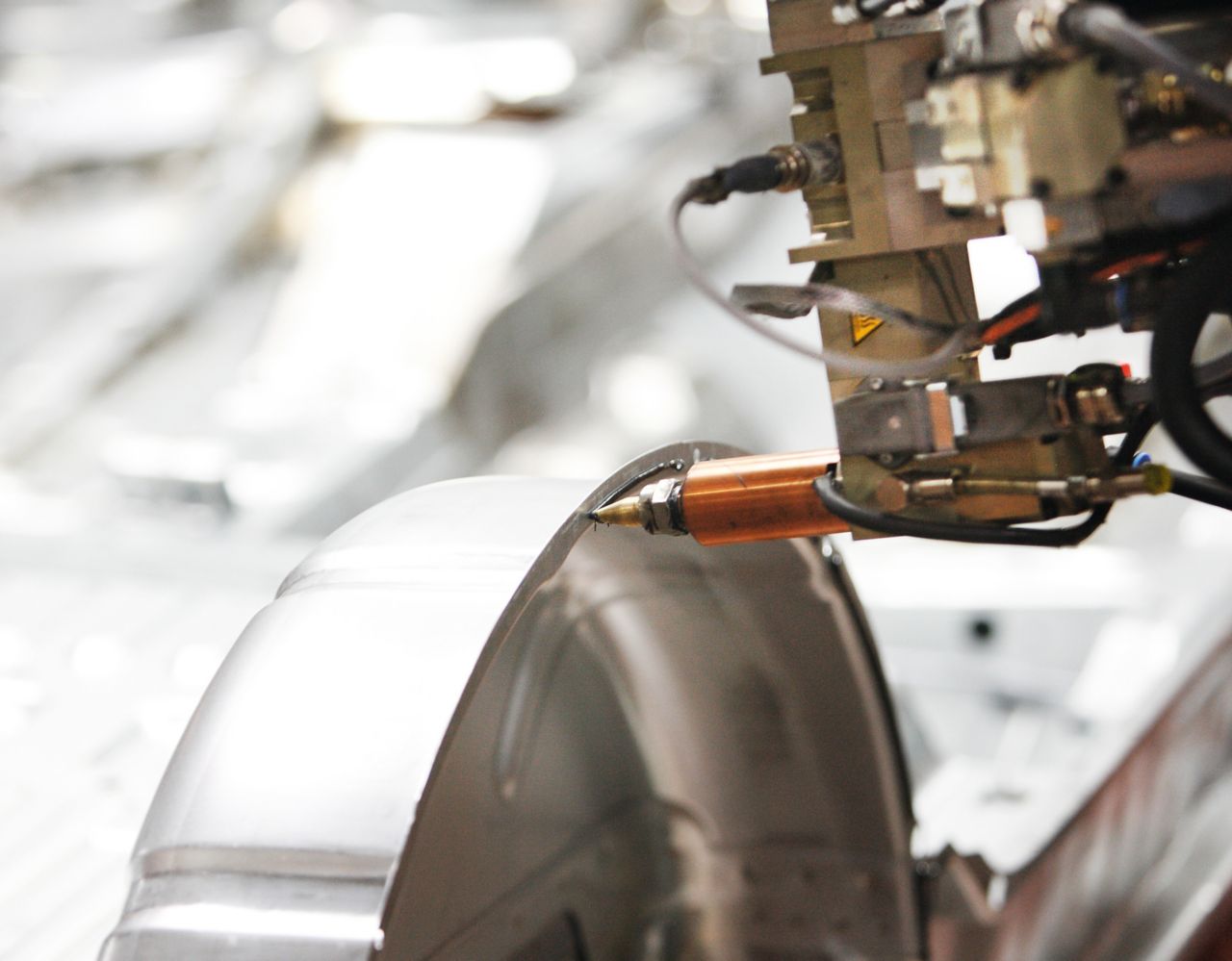 在生产线上装配电梯