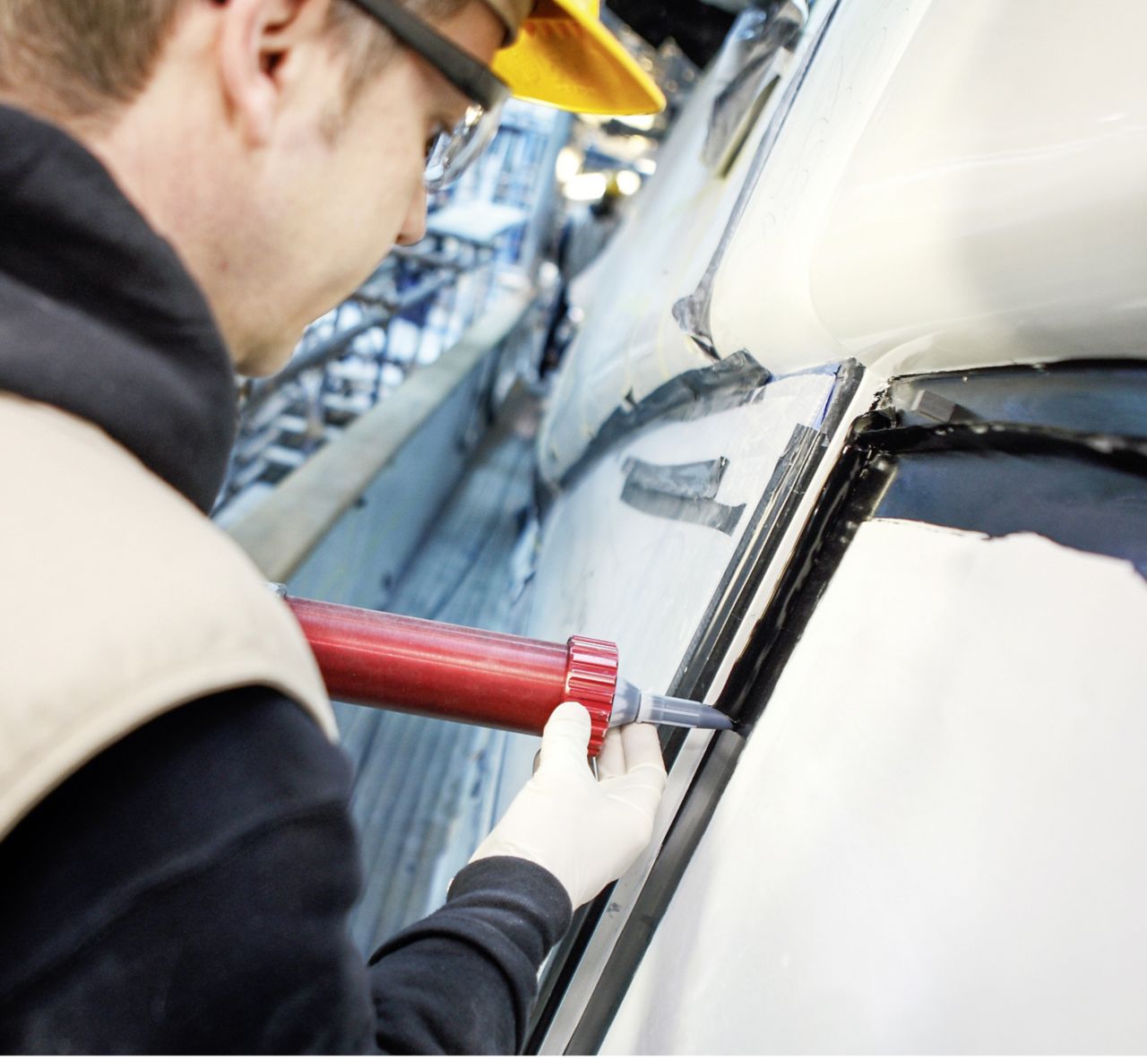 在造船厂的游艇墙上的面板的粘合