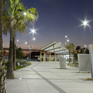 顺利完成混凝土人行道交通车站在布里斯班,澳大利亚与引导盲人、棕榈树和黄色瓷砖雕塑