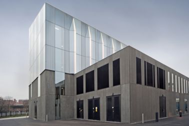 曼彻斯特大都会大学的建筑混凝土立面与西卡混凝土混合物生产