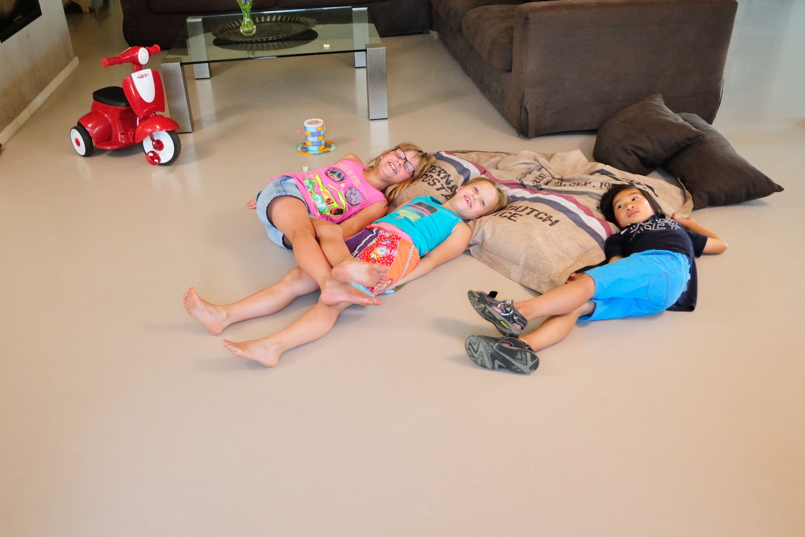 Sika ComfortFloor® beige grey floor with kids laying in living room
