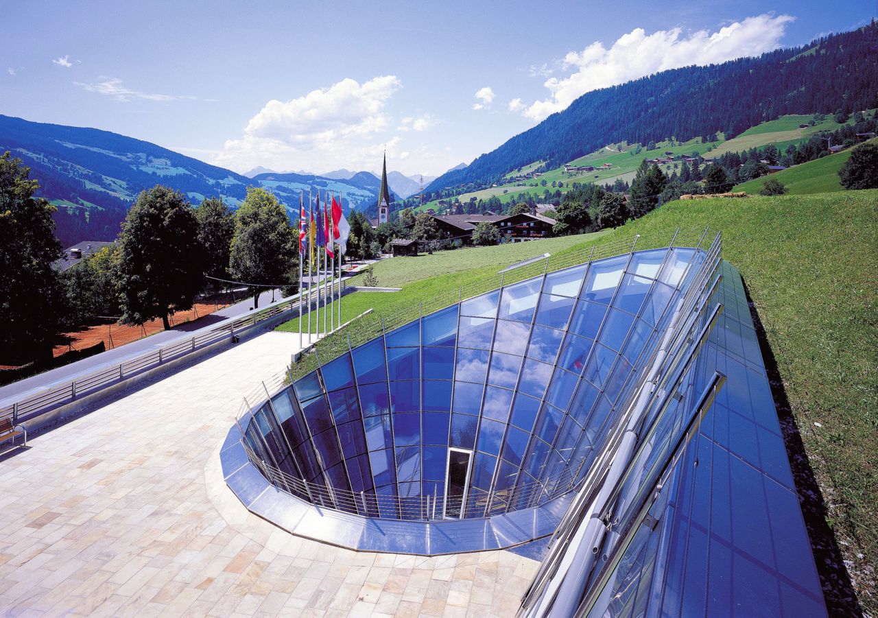 在山上踏板课与绿色屋顶